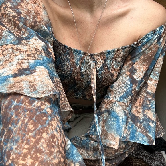 Cropped Off the Shoulder Bell Sleeve - Picture 2 of 2